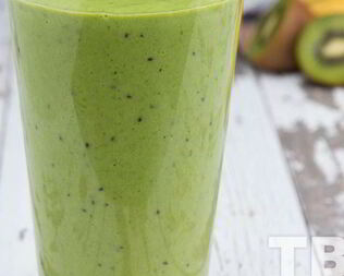 Смузи из банана, киви, шпината