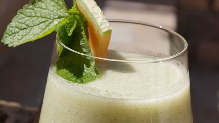 Смузи из дыни с мелиссой