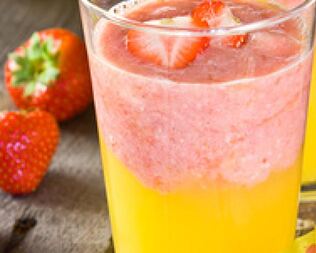 Смузи из клубники, бананов и апельсинового сока