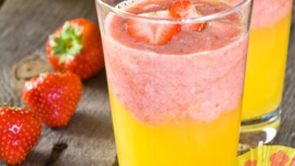 Смузи из клубники, бананов и апельсинового сока