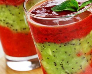 Смузи из клубники, малины и киви с медом