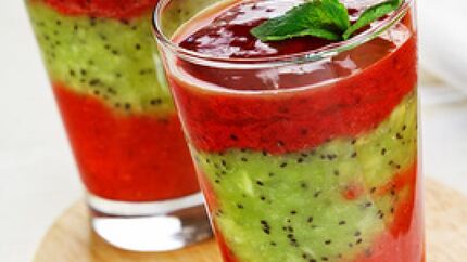 Смузи из клубники, малины и киви с медом