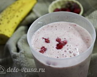 Смузи с малиной и бананом