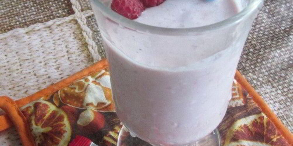 Рецепт смузей с малиной и творогом