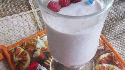 Смузи с малиной и творогом