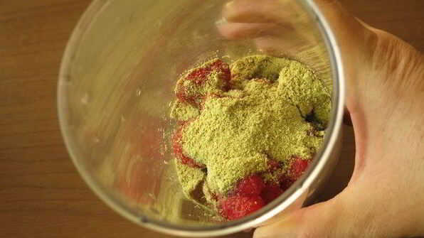 смузи с ягодами и кислым молоком