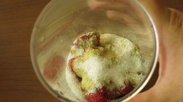 смузи с ягодами и кислым молоком