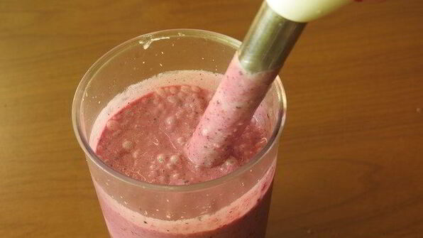 смузи с ягодами и кислым молоком