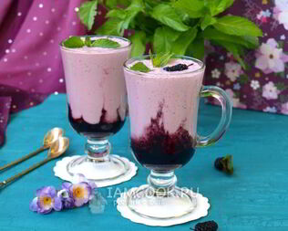 Творожный коктейль на ряженке с шелковицей