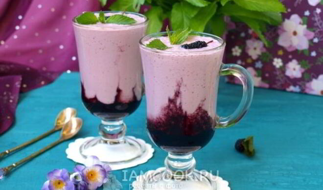 Творожный коктейль на ряженке с шелковицей