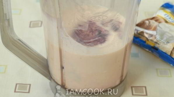 творожный коктейль на ряженке с шелковицей