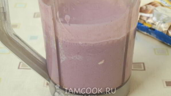 творожный коктейль на ряженке с шелковицей