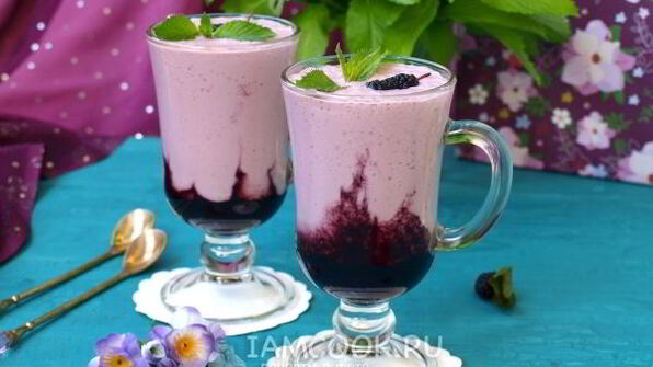 творожный коктейль на ряженке с шелковицей