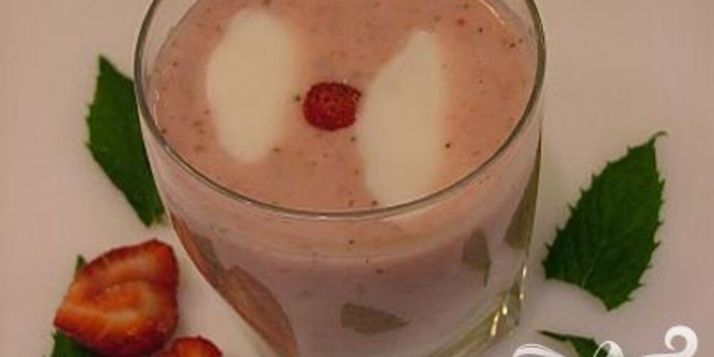 Рецепт витаминного напитка с мятой и клубникой