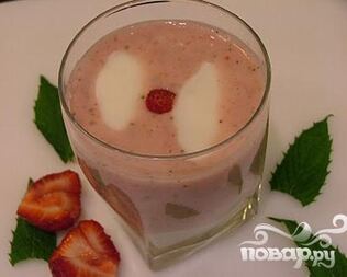 Витаминный напиток с мятой и клубникой