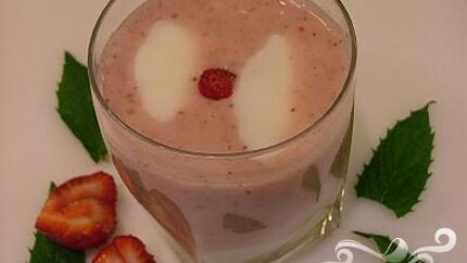 Витаминный напиток с мятой и клубникой