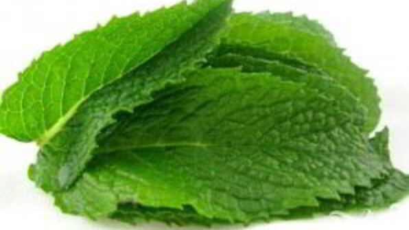 витаминный напиток с мятой и клубникой