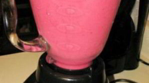 витаминный напиток с мятой и клубникой