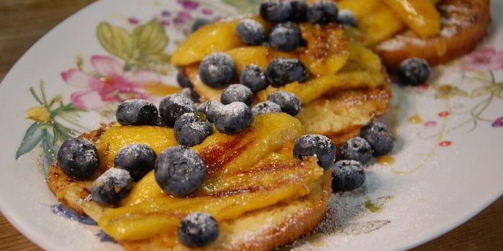 Рецепт ягод и бананы на бриоши с кленовым сиропом