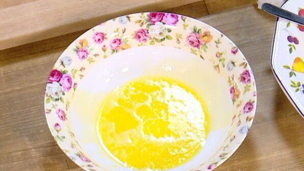 ягоды и бананы на бриоши с кленовым сиропом