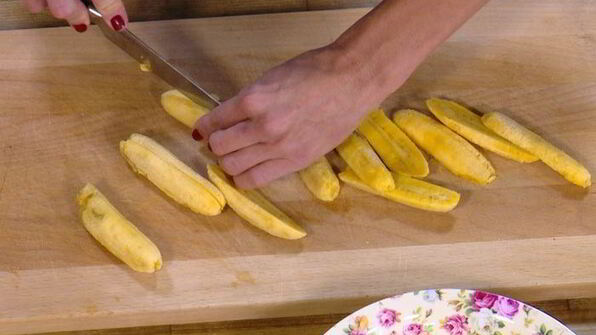 ягоды и бананы на бриоши с кленовым сиропом