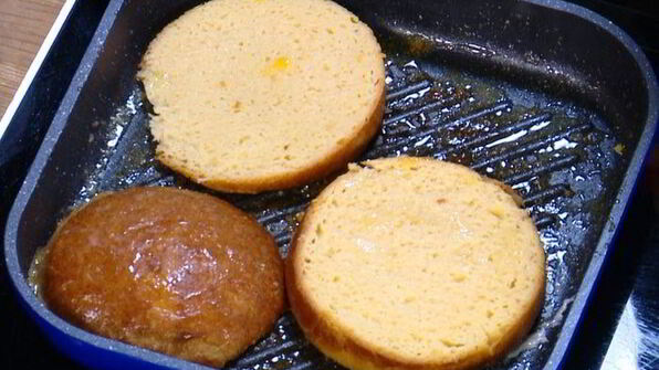 ягоды и бананы на бриоши с кленовым сиропом