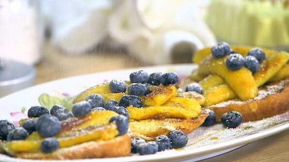 ягоды и бананы на бриоши с кленовым сиропом