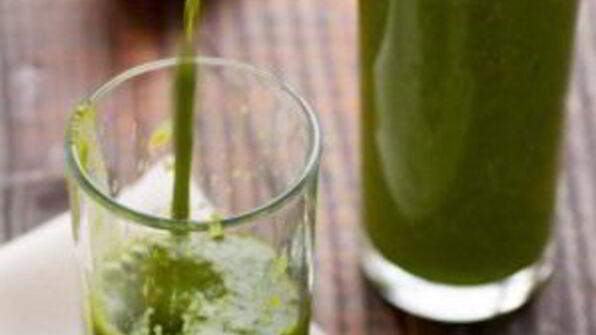 зеленый коктейль с горохом