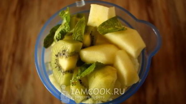 зеленый коктейль с яблоком и пекинской капустой