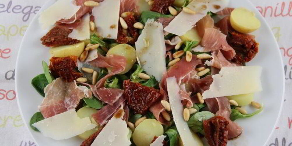 Рецепт итальянского салата с картофелем, пармской ветчиной, руколой и кедровыми орешками