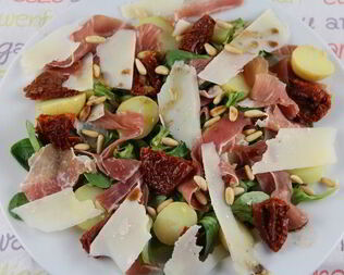 Итальянский салат с картофелем, пармской ветчиной, руколой и кедровыми орешками