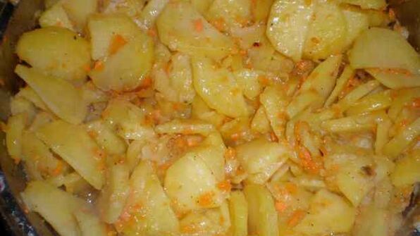 картофель в майонезе с ананасами и салатик свекла с сыром