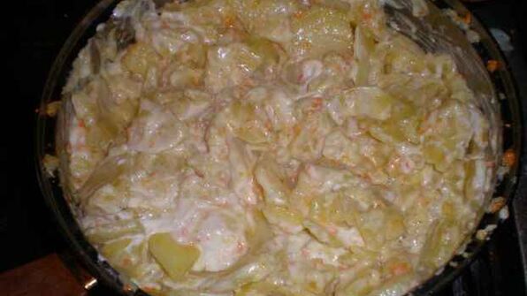 картофель в майонезе с ананасами и салатик свекла с сыром