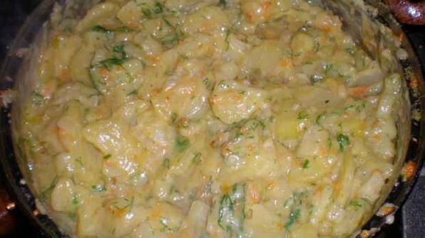 картофель в майонезе с ананасами и салатик свекла с сыром