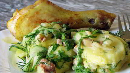 Картофельно-огуречный салат с хрустящей курочкой