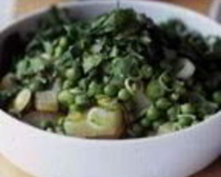 Картофельный салат с горошком и кинзой