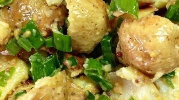 картофельный салат с грецким орехом и базиликом