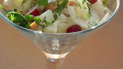 Картофельный салат с грибами и клюквой