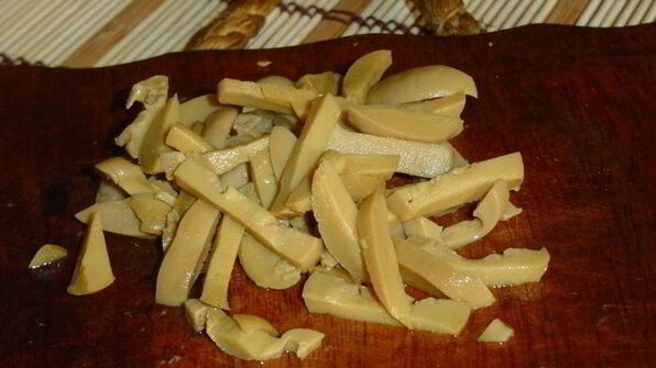 картофельный салат с грибами и клюквой