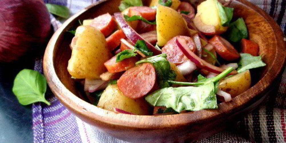 Рецепт картофельного салата с колбасками и красным луком