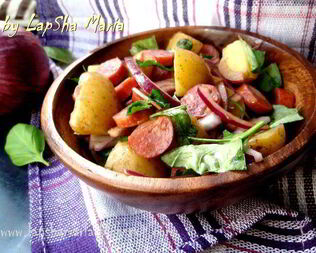 Картофельный салат с колбасками и красным луком