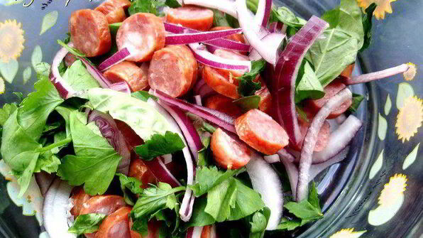 картофельный салат с колбасками и красным луком