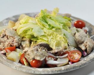 Картофельный салат с куриной печенкой и красным луком