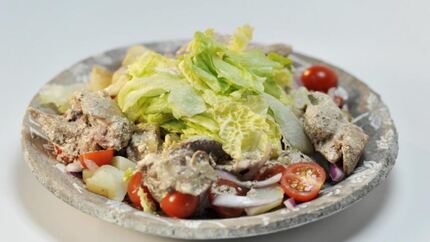 Картофельный салат с куриной печенкой и красным луком