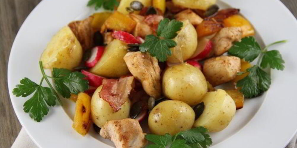 Рецепт картофельного салата с курицей, беконом и редисом