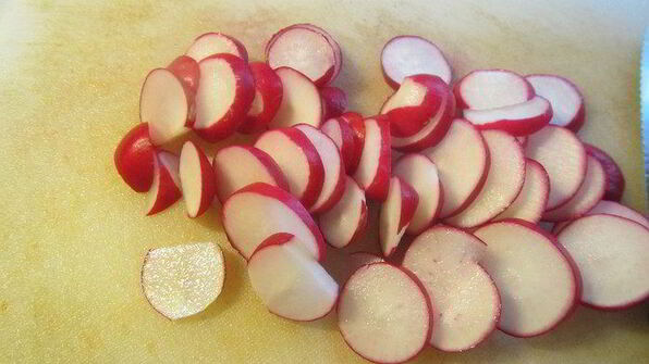 картофельный салат с курицей, беконом и редисом