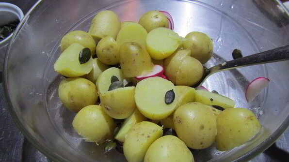 картофельный салат с курицей, беконом и редисом