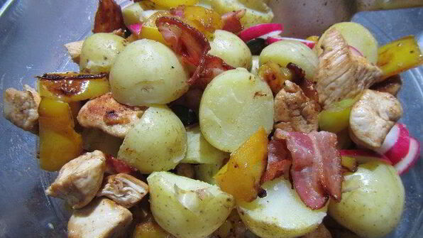 картофельный салат с курицей, беконом и редисом