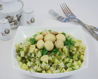 Картофельный салат с маринованными грибами