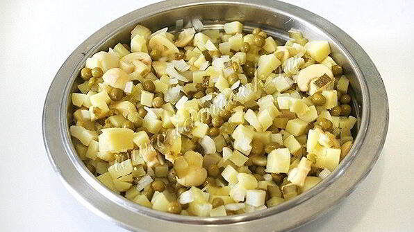 картофельный салат с маринованными грибами